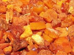 떨어진 돌 깨지니, 금은보화 쏟아내고.