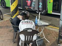 매일 저녁 9시 편의점 앞 두 소년, 어제는 쿨피스 오늘은 레모네이드