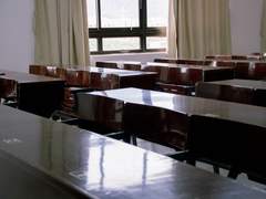 습한 흙내가 올라오는 계절, 여전히.