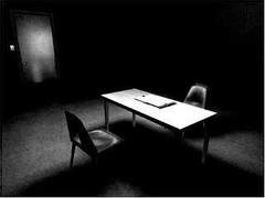 웃음 뒤에 감춘 본성