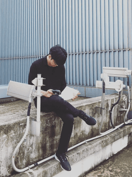 등을 마주한 사람