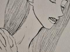 눈을 감고 있는 여자의 어깨 위의 손