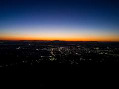 잠이 든 당신 곁에 기대어