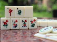 ;이롭고자 묵인하며