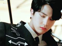 사실 외계인은 잘생겼습니다