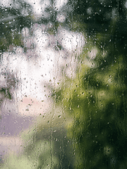 폭우를 통과하는 궤도 위에서