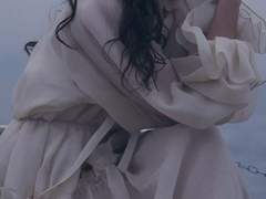 나는 무표정하게 앉아 있었다.