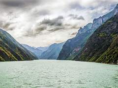 장강은 꿈을 달리고