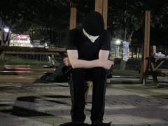 여름밤 공원과 고양이