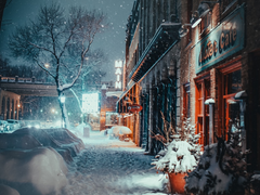 새하얀 설산과 푸르른 하늘