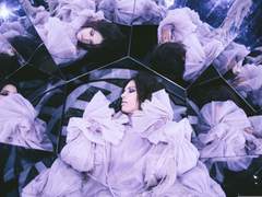 거울 속의 낯선 나