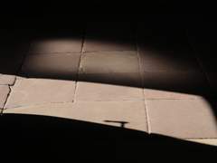 문을 두드릴 땐 기념품을 잊지 마세요