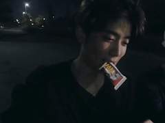 달이 뜬 새벽에 여자친구랑 손 꼭 잡고 더위사냥 먹는 정재현이 보고싶다