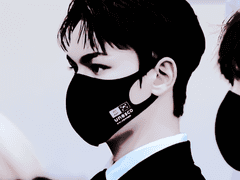 마스크에 유네스코 로고를 지울까 말까 고민했는데