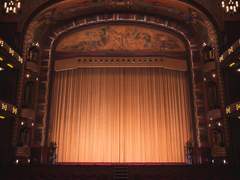 비극의 무대 속에서 희극의 춤을