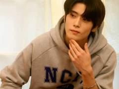 말없이 그 사람의 얼굴을 빤히 쳐다보면 그 사람은