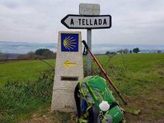 흐리고 어두웠던 밤 하늘 아래, 순례자는 짐을 싼다