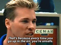 탑건1에서 보이는 아이스 가차없이 냉정한 면