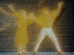 붉은 공간에서 단둘이 힘을 모으는 나루호도 류이치와 아야사토 마요이