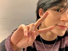 그의 손을 만지작..만지작...