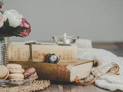 설 익은 딸기 위에 설탕과 휘핑크림