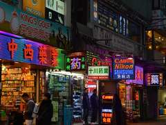 여기는 대마 안 판다고 몇번을 말해, 이 (-)놈들이-