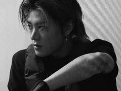 같이 자던 그의 살짝 올라간 티셔츠를 들추다가 들켰을 때