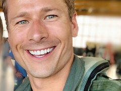 행맨루스터로 15살 연상 중령 루스터랑 소위 제이크 동상이몽 연애 03