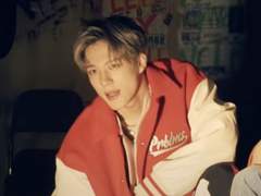 영화관에서 팝콘 때문에 손이 닿았을 때 그는