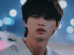 나도 모르게 팔을 뻗어 줍고 싶었어.