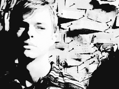 포도주에 알약을 씹었다