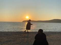 서로 발맞추어서