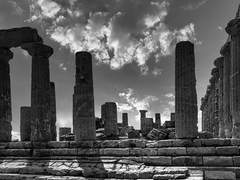 Ήμασταν ανόητα πλάσματα που έκλαιγαν γιατί θέλαμε να μας αγαπήσει ο ήλιος.