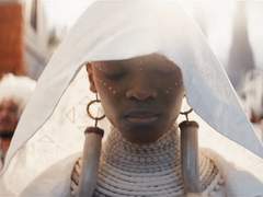 그가 물에서 자신을 지켜보고 있는 걸 알았다