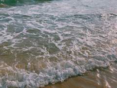 온몸에 파도가 부딪히게