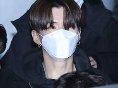 경찰차 타러가는 가는 유기현 느낌.