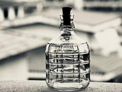 벽난로 앞 두개의 공병