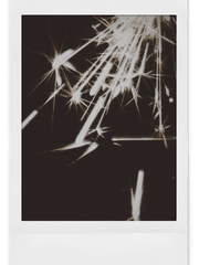 도서관에서 피어 오른 흑백 폴라로이드 두 여자