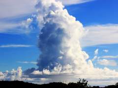 눈 오는 날 괴어드는 눈물 아래로 따스함 스미는 건 내 탓이야.