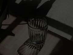 무너진 건물의 무너지지 않은 그림자 속으로*