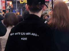 작가님이 보기에는 제가 아무한테나 착하게 굴 것 같아요? B