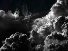 꺼져버린 불꽃은 연기만 자욱하고