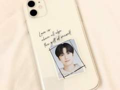 20. 그리고 식탁에는 여전히 해사하게 핀 꽃이 꽂혀 있었다.