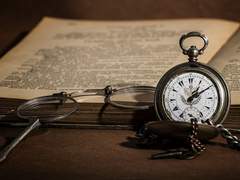 햇빛 아래 첫 페이지를 넘기는