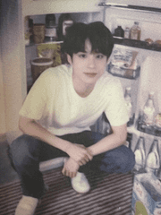 낡은 상자 안 속 파편들