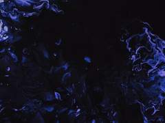 미약하게 남아 있는.