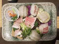 2022. 12. 26. 사무실에 한바탕 광풍이 휩쓸고 지나갔고 저녁에 개발팀 힘내라고 일십집 스페셜 정식을 사주었다.