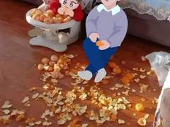 공허한 눈으로 동생 귤 까주기