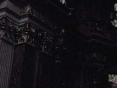 가슴에 박힌 황금빛의 장미여