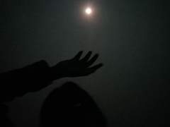 이 밤은 아직 길다.